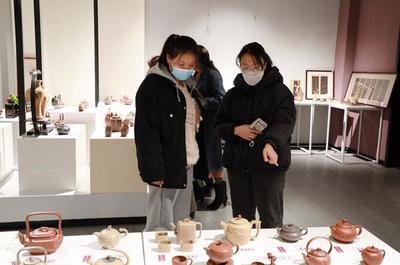 我校成功承辦第七屆江蘇省工藝美術(shù)“藝博杯”陶藝創(chuàng)新作品展暨陶藝論文評比活動(dòng)